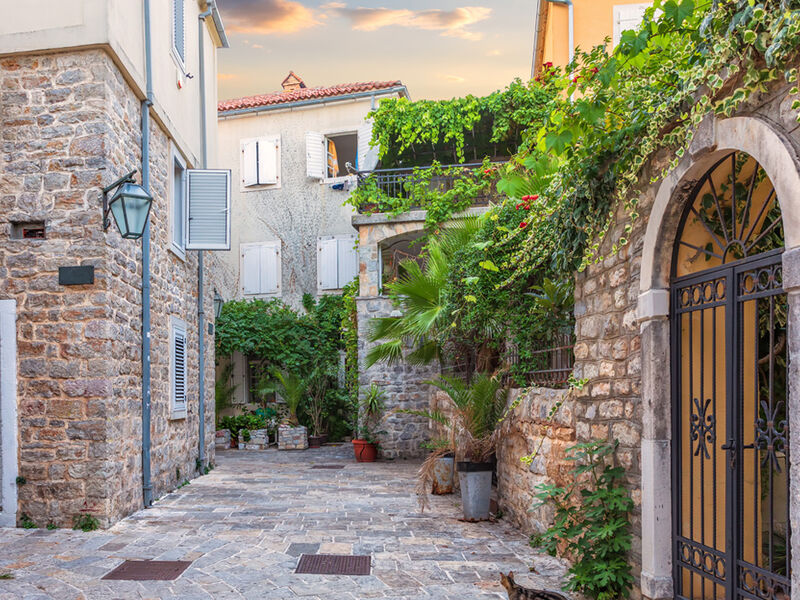 İzmir'den Kosovalı Elegant Balkanlar